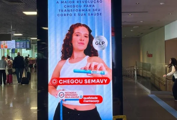 Painel em Congonhas com porpaganda irregular da caneta semavy