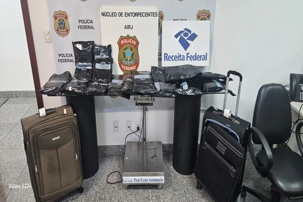 Casal norte-americano é preso com 30kg de haxixe em aeroporto do RJ