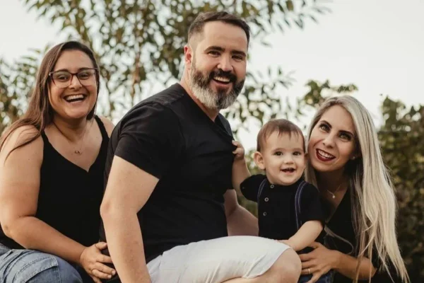 Foto colorida mostra Priscila, Marcel, Pierre e Regiane, trisal de Bragança Paulista que conseguiu na Justiça direito de multiparentalidade para criança - Metrópoles