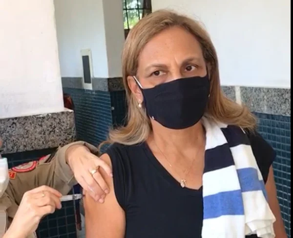 A professora Marise Pereira foi ao posto receber a segunda dose da vacina