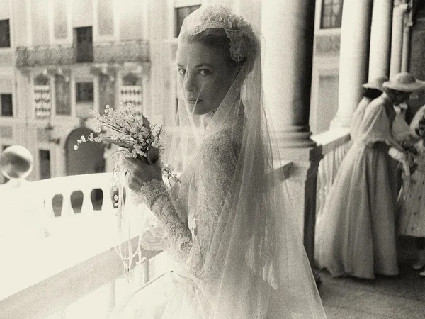 Mônaco divulga fotos do casamento de Príncipe Rainier com Grace Kelly