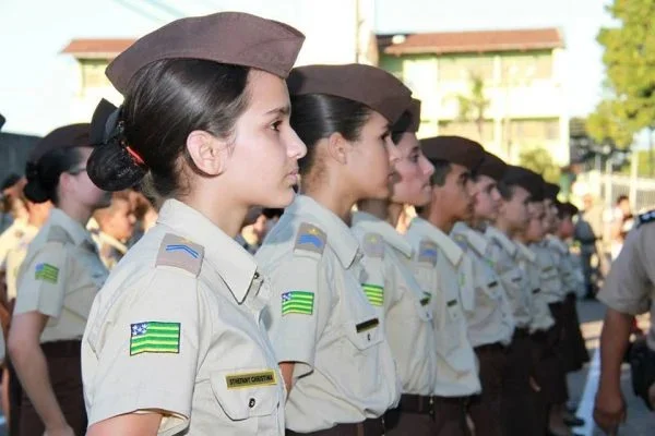 Defensoria de Goiás cobra colégio da PM por obrigar saia para meninas