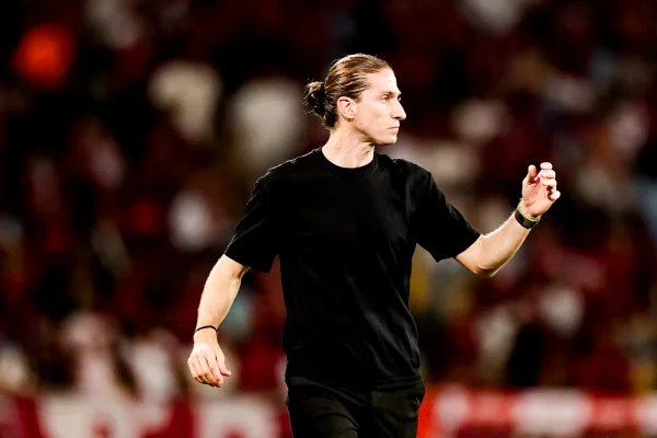 Filipe Luís avalia jogo contra o Vitória e critica gramado do Barradão