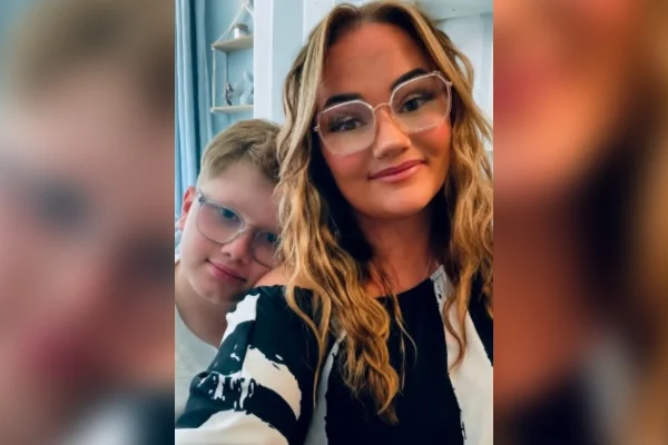 Imagem colorida de Sophie e seu filho - Metrópoles
