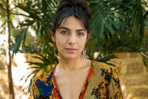 foto colorida de mulher branca de olhos claros com blusa estampada - metrópoles