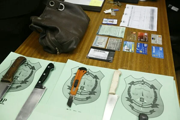 Polícia prende dois adultos e um adolescente por morte de servidora