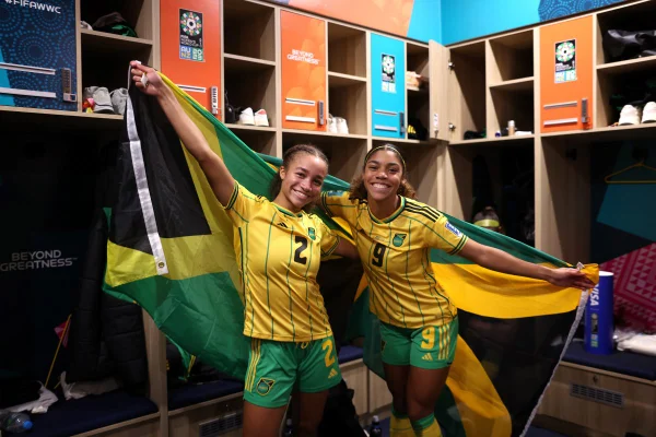 Jogadoras da Jamaica comemorando após eliminar a Seleção Brasileira na Copa do Mundo - Metrópoles