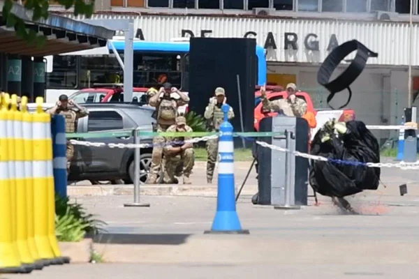 Vídeo: PMDF explode pacotes suspeitos perto do Aeroporto de Brasília