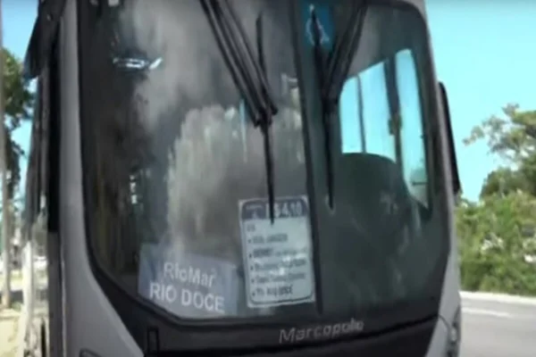 Imagem da frente do ônibus que teve o retrovisor danificado - Metrópoles