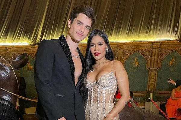 Flay é pedida em casamento por Pedro Maia em sua festa de aniversário