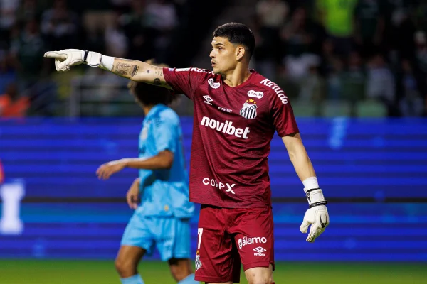 Gabriel Brazão, goleiro do Santos, provoca torcida e comissão do Vasco