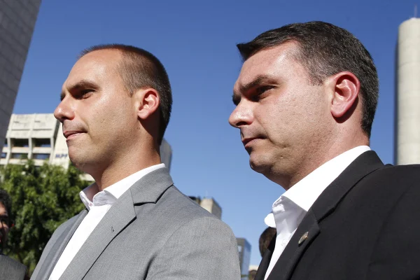 Foto colorida mostra Eduardo e Flávio Bolsonaro - Metrópoles