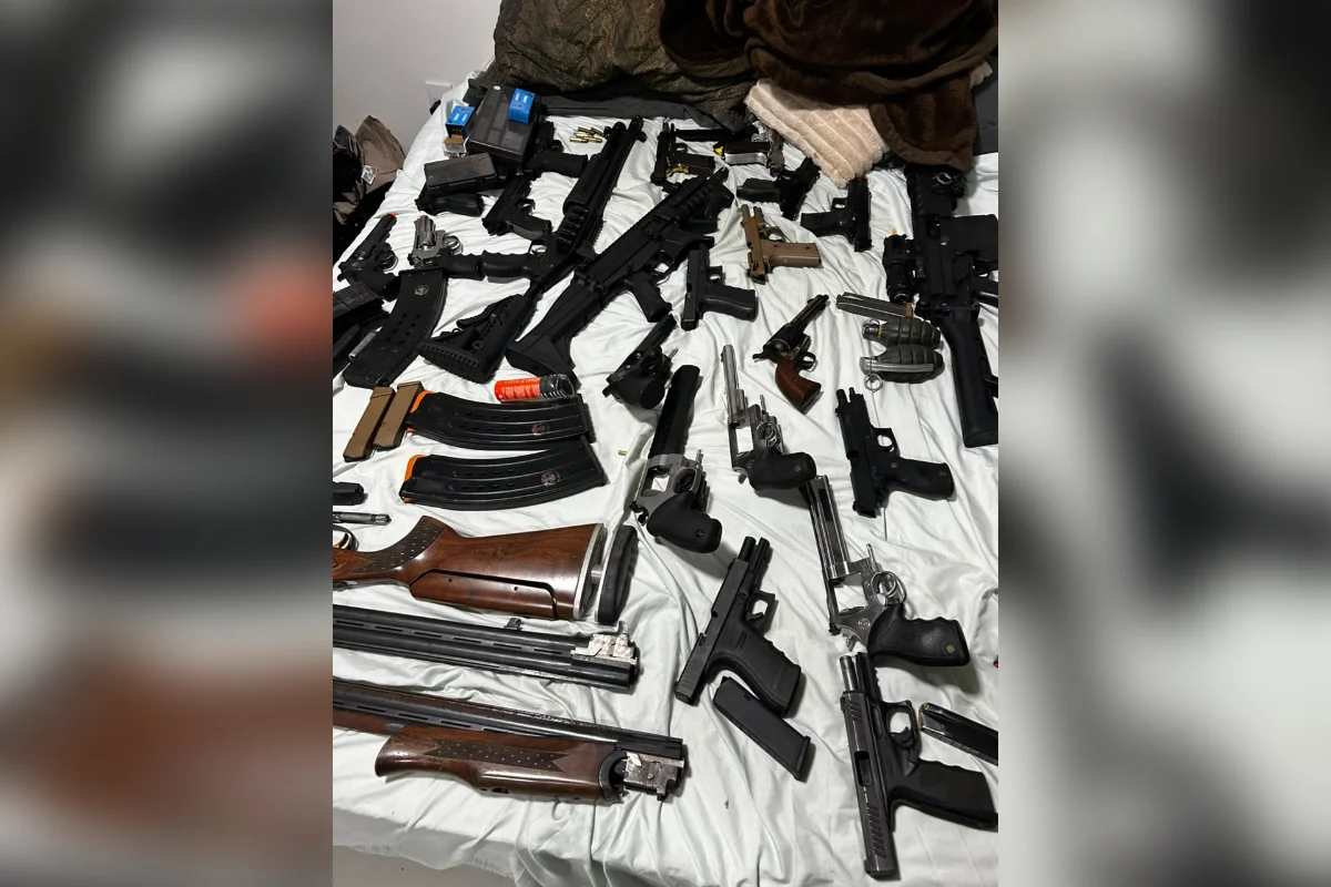 A Polícia Federal encontrou meio milhão de reais e apreendeu 44 armas de fogo de diversos calibres A Polícia Federal encontrou meio milhão de reais e apreendeu 44 armas de fogo de diversos calibres