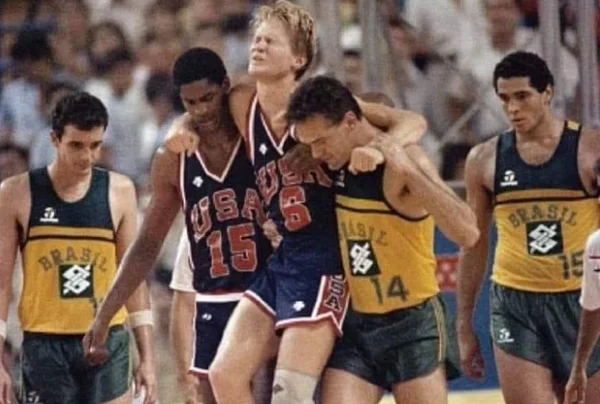 Steve Kerr, técnico dos Warriors, homenageia Oscar Schmidt