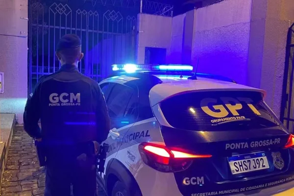 Imagem colorida, Mulher presa em estúdio é estuprada por namorado e amigo dele no PR - Metrópoles