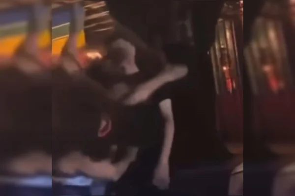 Foliões espancam homem que agrediu mulher