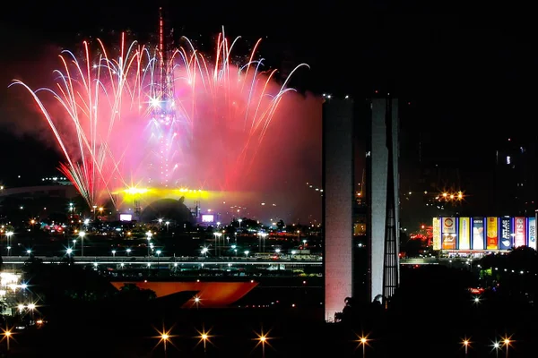 Público encara chuva para ver a maior árvore de Natal do Brasil