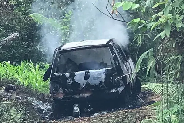 Foto colorida de carro onde seis vítimas foram encontradas na chacina de Joinville - Metrópoles