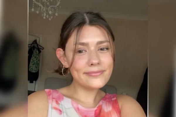 Chloe Raisbeck, 27 anos , foi diagnosticada com síndrome de alergia oral. Ela afirma que uma unica fruta pode mata-lá. Metrópoles