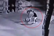 Foto que mostra os dois criminosos agredindo um policial militar no Gama. A arma do PM foi roubada. 