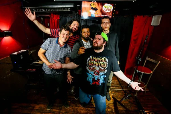 Nova geração do humor brasiliense aposta no stand-up comedy