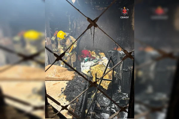 Incêndio destrói quarto de casa no DF e mobiliza bombeiros