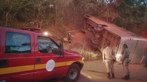 Ônibus com 42 passageiros tomba e deixa 4 pessoas feridas em MG