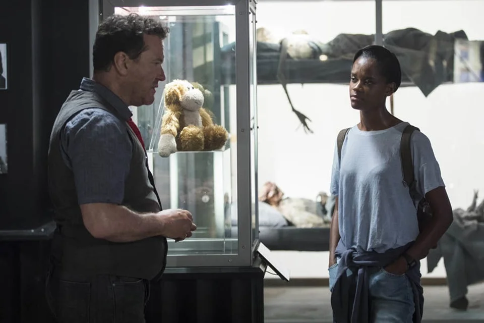 <b>Black Museum (Temporada 4, episódio 6):</b> Numa estrada deserta, uma viajante (Letitia Wright) se depara com um museu. Na coleção, objetos raros do mundo do crime – e uma atração principal chocante. Assista ao <a href="https://www.youtube.com/watch?v=ub0E0Qkq1t0" target="_blank" rel="noopener">trailer</a> <b>Black Museum (Temporada 4, episódio 6):</b> Numa estrada deserta, uma viajante (Letitia Wright) se depara com um museu. Na coleção, objetos raros do mundo do crime – e uma atração principal chocante. Assista ao <a href="https://www.youtube.com/watch?v=ub0E0Qkq1t0" target="_blank" rel="noopener">trailer</a>