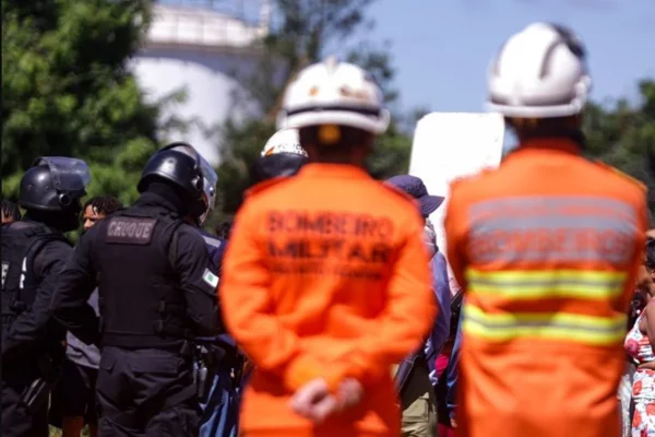 Bombeiros e PMs - Metrópoles