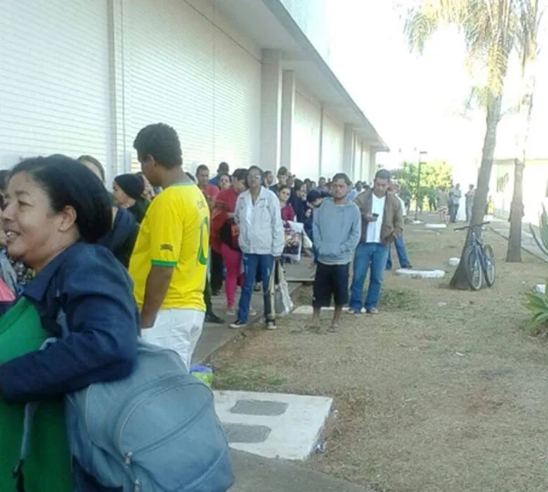 Em Santa Maria, doentes passam 24 horas na fila para marcar consulta