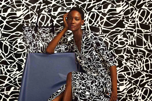 Mariane Calazan em campanha da coleção da C&A Brasil x DVF