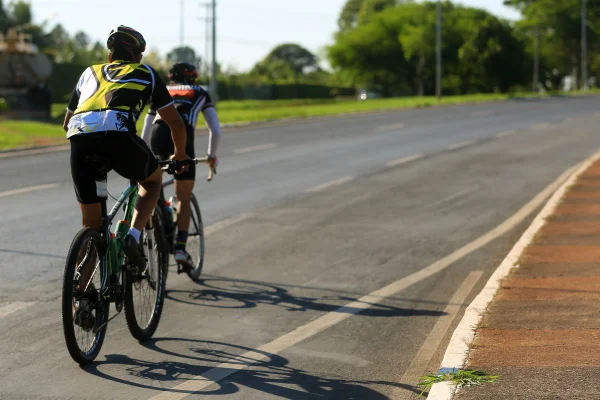 Pesquisa mostra o perfil dos ciclistas do DF: 81,6% usam a bike para ir ao trabalho e 76,9%, para ir à escola ou à faculdade