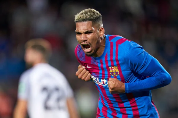Ronald Araujo marca o gol do empate para o Barcelona