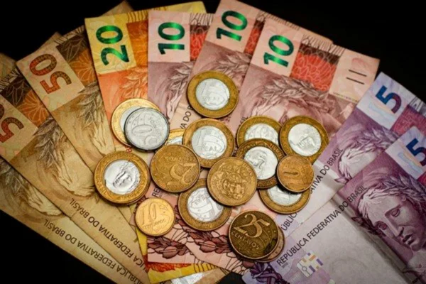 Moedas e notas de Real R$