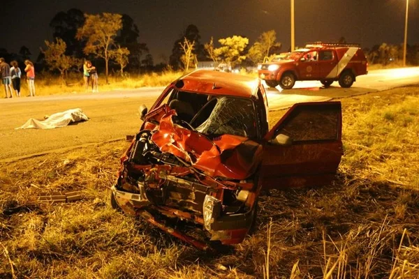 Motociclista morre em batida e ocupantes de carro quase são linchados
