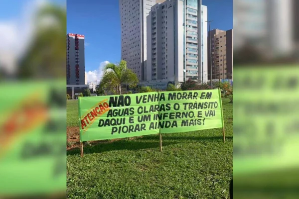 Moradores de Águas Claras, no Distrito Federal, estenderam uma faixa no balão da Rua Copaíba, perto do Centro Universitário Unieuro, criticando o trânsito local. A faixa alerta: “Atenção: Não venha morar em Águas Claras, o trânsito daqui é um inferno e vai piorar ainda mais”.