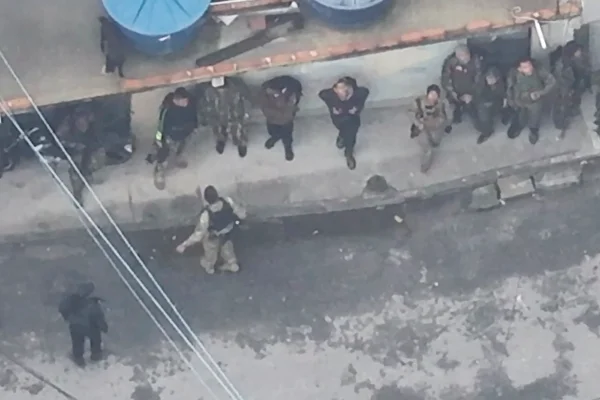 Bandidos são flagrados com fuzis e “roupas de guerra” antes de megaoperação