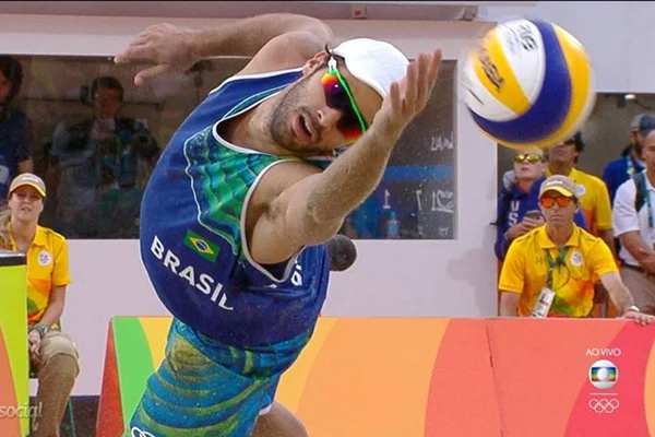 Torcedor enfrenta fila para assistir vôlei do Brasil no Mané Garrincha - destaque galeria Torcedor enfrenta fila para assistir vôlei do Brasil no Mané Garrincha - destaque galeria