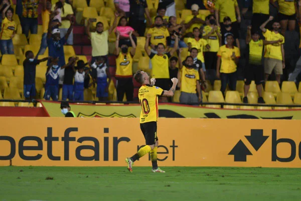 Atacante de time do Equador faz gol olímpico na Sul-Americana. Assista