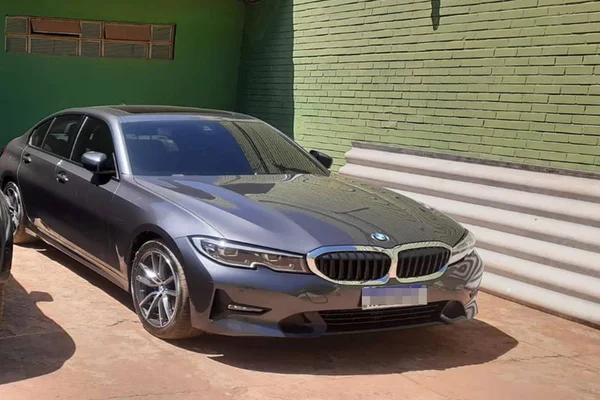 Fotos. Grupo que ostenta dinheiro de golpes milionários tinha BMW