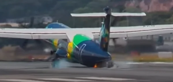 Avião batendo a traseira no chão durante pouso