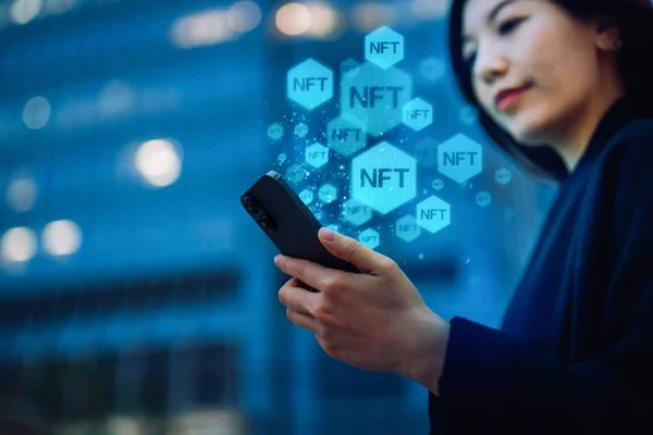 Foto coloria de mulher olhando o celular enquanto há pequenos balões imaginários próximo à tela - Metrópoles