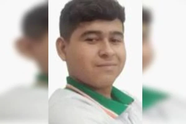 Fotografia colorida de jovem com camisa gola polo