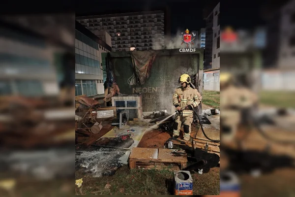 Casebre instalado ao lado de subestação de energia pega fogo na Asa Sul - destaque galeria Casebre instalado ao lado de subestação de energia pega fogo na Asa Sul - destaque galeria