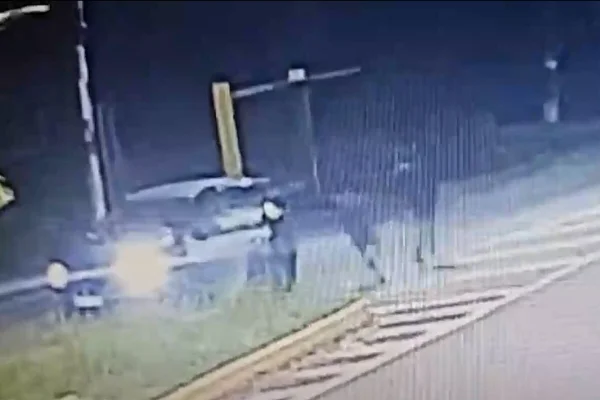 Reprodução colorida mostra criminosos se tentando roubar ocupante de um carro parado em uma via, sem luz do dia ainda - Metrópoles