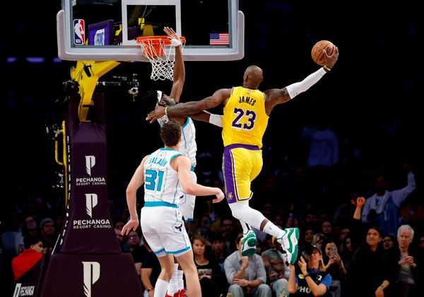Imagem colorida de jogo entre Charlotte Hornets e Los Angeles Lakers- Metrópoles