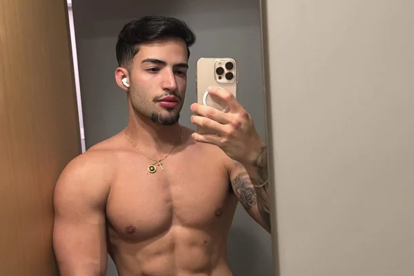 O criador de conteúdo adulto Ryan Silveira está em coma, na Grécia, após afogamento em piscina, diz influenciadora