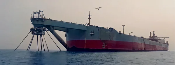 Foto colorida do FSO Safer, navio-tanque com mais de um milhão de barris de petróleo, que pode causar um desastre ambiental - Metrópoles