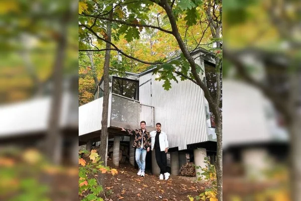 Casa foi construída para trisal gay