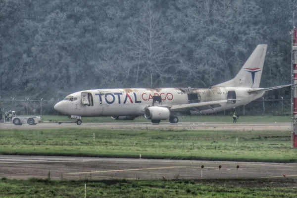 Imagem colorida de avião atingido por chamas no compartimento de carga. - Metrópoles